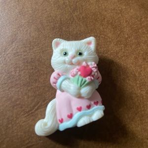Kitty green eyes flower hat Pin Brooch
